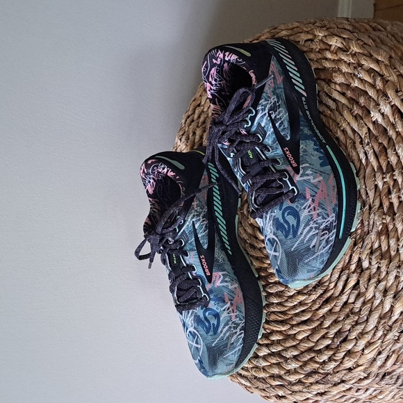 Brooks Womens Adrenaline GTS 22 Grafitti Print Running/Training‎ Sneakers S-7 - Picture 2 of 10